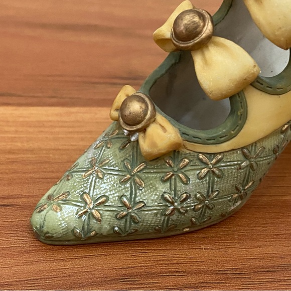 Miniature Ceramic Heels Shoe Figurine - Picture 9 of 10
